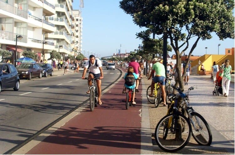 Ciclistas compartilhando espaço com motoristas e pedestres