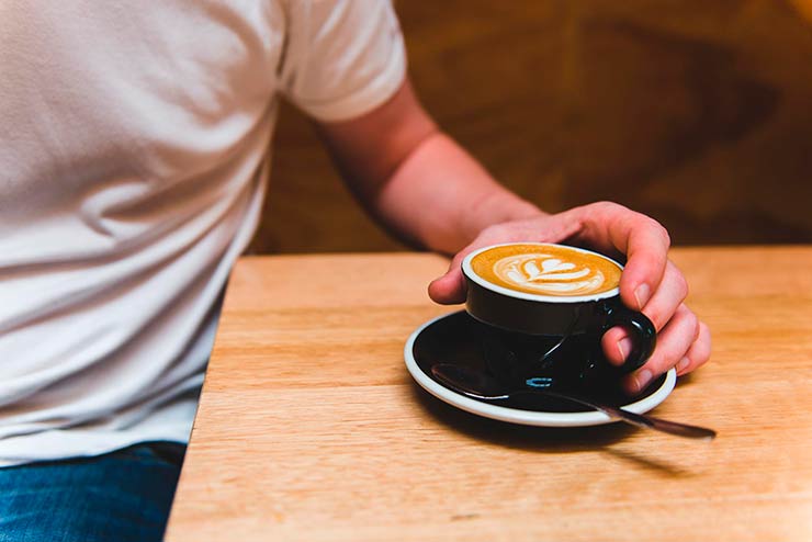 Na hora de economizar dinheiro, não corte o cafezinho que te deixa feliz.