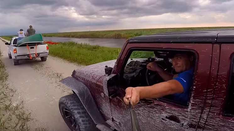 Homem bate seu jeep graças a um pau de selfie.