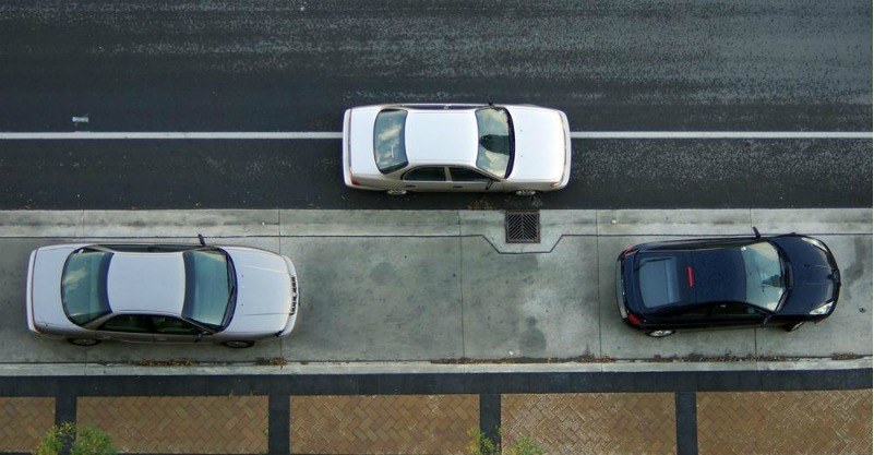 Carro fazendo baliza na rua