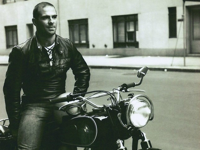 Oliver Sacks sobre sua moto na juventude.