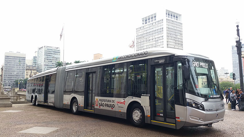 ônibus paulistano circulando pela cidade