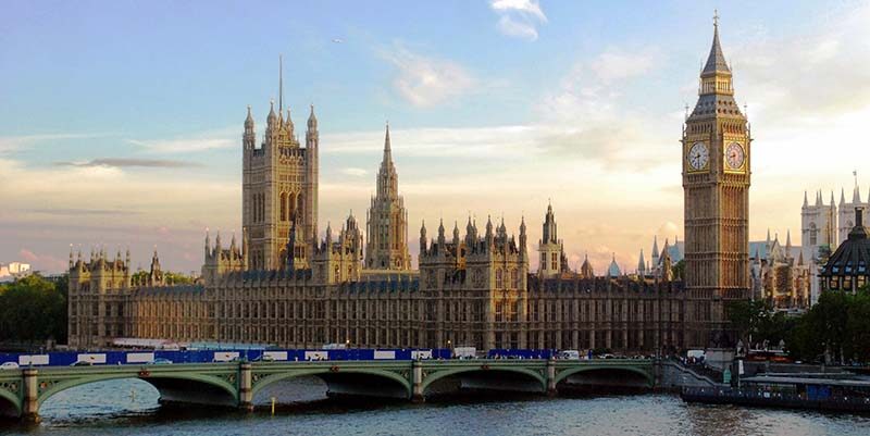 Palácio de westminster junto com torre do big ben em londres, inglaterra