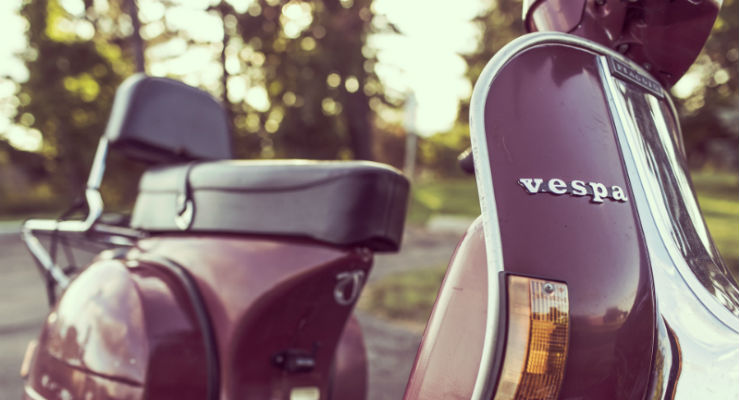 Close frontal de uma Vespa