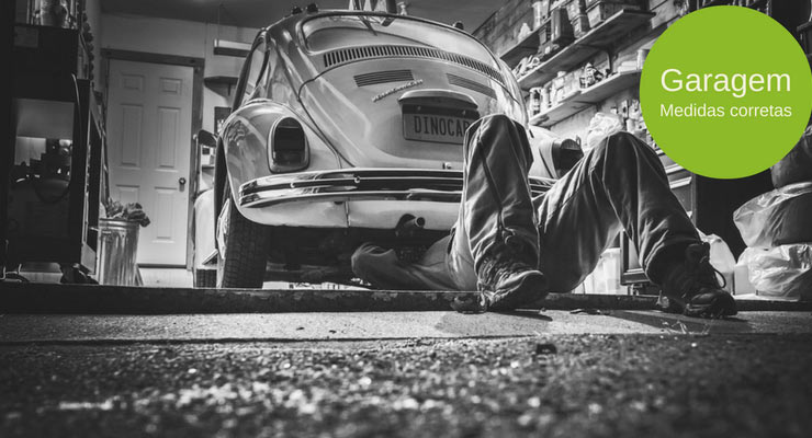 imagem de um homem mexendo no motor do carro dentro de uma garagem com a legenda "garagem: medidas corretas"