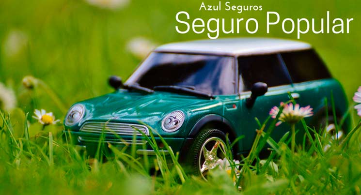 Imagem de uma miniatura de carro verde na grama com a legenda "Azul Seguros - Seguro Popular Azul"