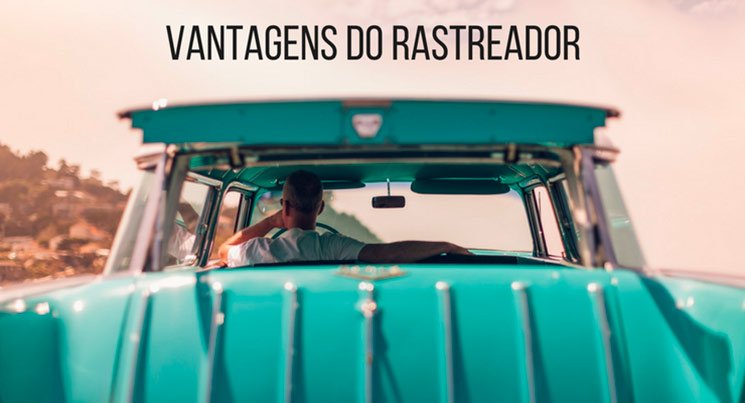 imagem de um carro verde com a descrição "vantagens do rastreador"