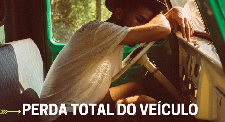 imagem de um homem encostado no volante do carro com a descrição " perda total do veículo "