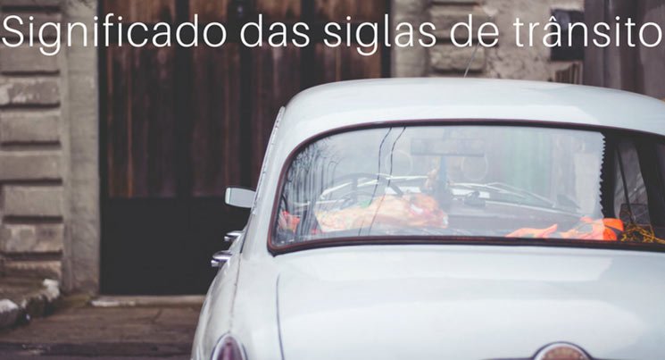 Foto de um carro de trás, com a legenda "significado das sigas de trânsito"