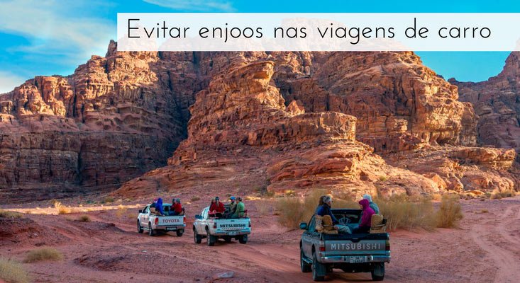 Imagem de uma estrada de terra no meio de montanhas de rochas e três carros com pessoas na capota, com a legenda: evitar enjoos nas viagens