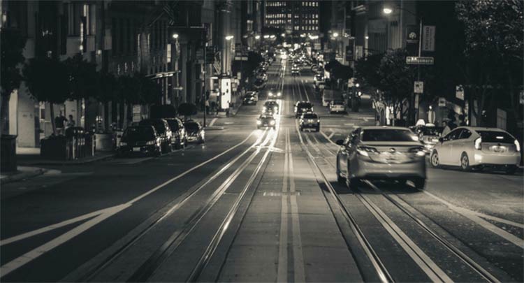 imagem de uma rua a noite para exemplificar a postagem de dirigir a noite