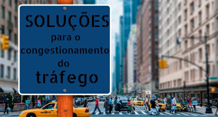 Imagem de uma cidade ao fundo e uma placa no primeiro plano, com as escritas: soluções para o congestionamento do tráfego