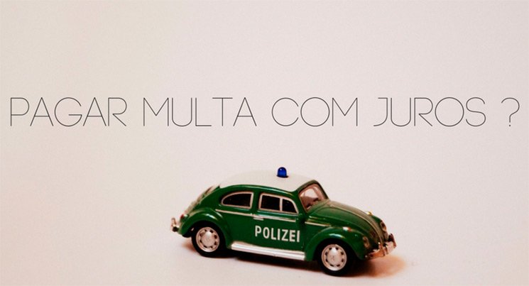 Imagem de uma miniatura de carro de policia em um fundo branco com a descrição: pagar multas com juros?