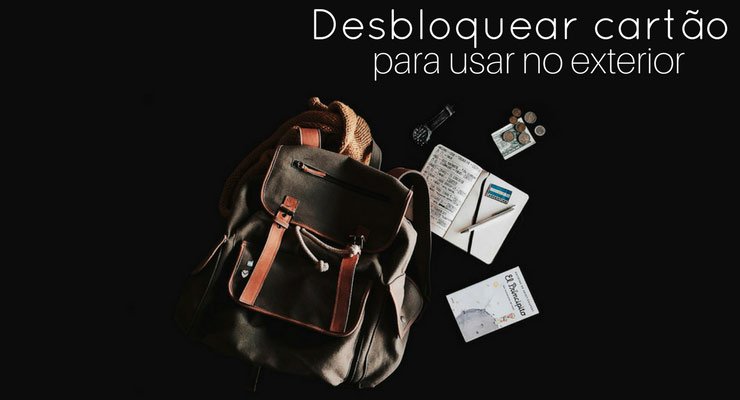 Imagem de uma mochila e cadernos em um fundo preto, com descrição na imagem: desbloquear cartão para usar no exterior