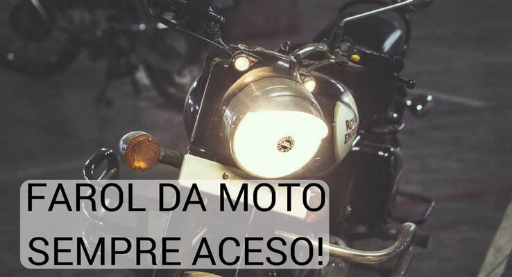 Farol da moto aceso