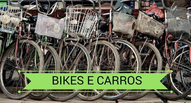 várias bicicletas, uma do lado da outra. Escrito: bikes e carros