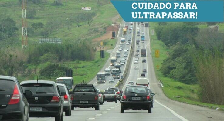 Foto de uma estrada. Escrito: Cuidado para ultrapassar