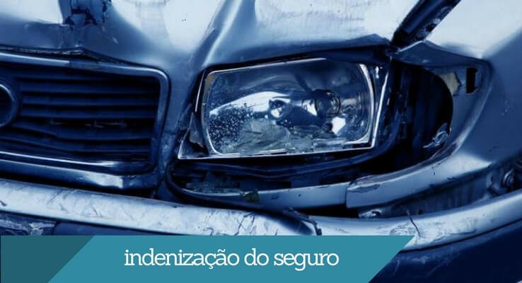 imagem: carro batido. Escrito: indenização do seguro