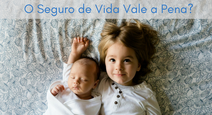 imagem de um bebe e uma criança deitados na cama com a legenda: o seguro de vida vale a pena?