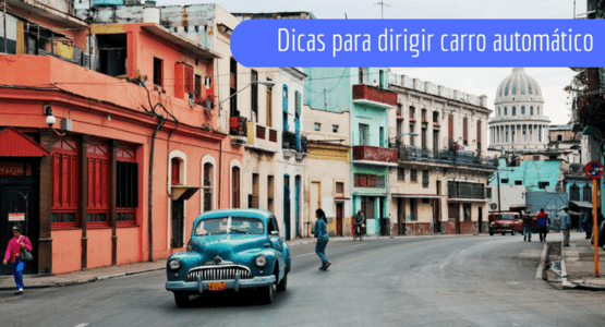 imagem de uma rua com carro e casas coloridas com a legenda: dicas para dirigir carro automático