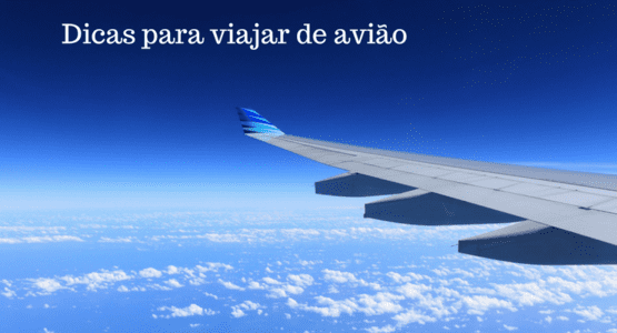 imagem de uma asa de avião com a legenda: dicas para viajar de avião