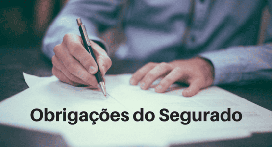 imagem de um homem assinando alguns papeis com a descrição: obrigações do segurado