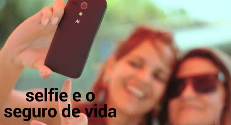 imagem: duas mulheres tirando uma selfie com o celular. escrito: selfie e o seguro de vida