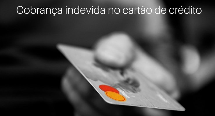 Imagem de cartão de crédito com a legenda: Cobrança indevida no cartão de crédito