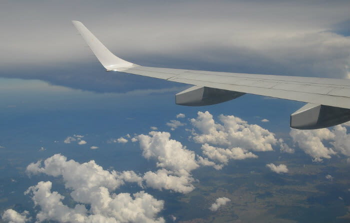 imagem de avião representando passagens baratas europa e texto sobre regresso sanitário