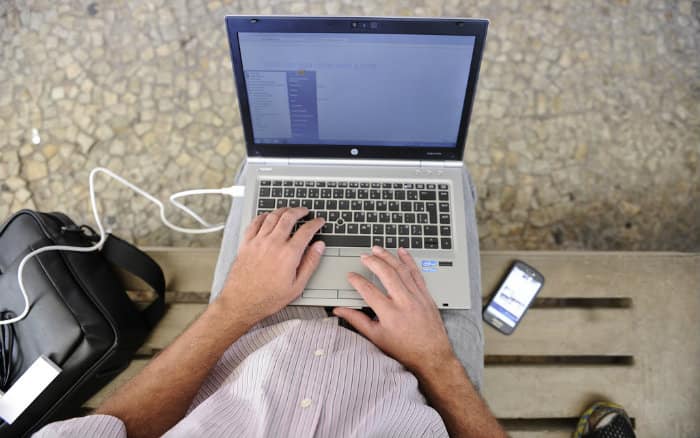 Homem utilizando o computador para fazer a Isenção de impostos para deficientes pela internet