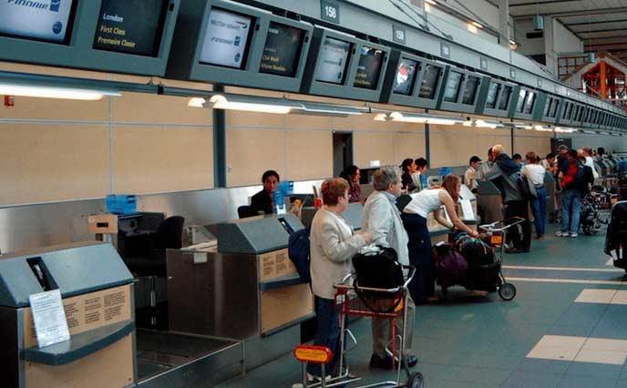 Imagem de uma fila de aeroporto para ilustrar post sobre de check in online obrigatório