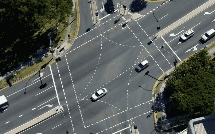 Imagem aérea de uma avenida para ilustrar post sobre veículos mais vendidos