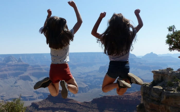 Imagem de duas meninas viajando para ilustrar post sobre viagem de intercâmbio