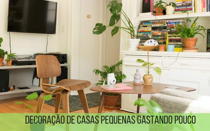 imagem de uma casa no meio de mato com a legenda: Decoração de casas pequenas gastando pouco