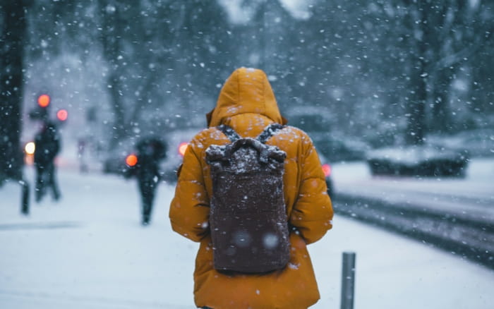 Imagem de jovem na neve para ilustrar post sobre intercâmbio para adolescentes