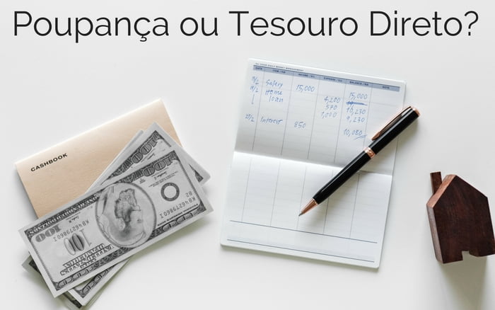 imagem de dinheiro, caderno e caneta em cima de uma mesa branca com a legenda: Poupança ou Tesouro Direto?