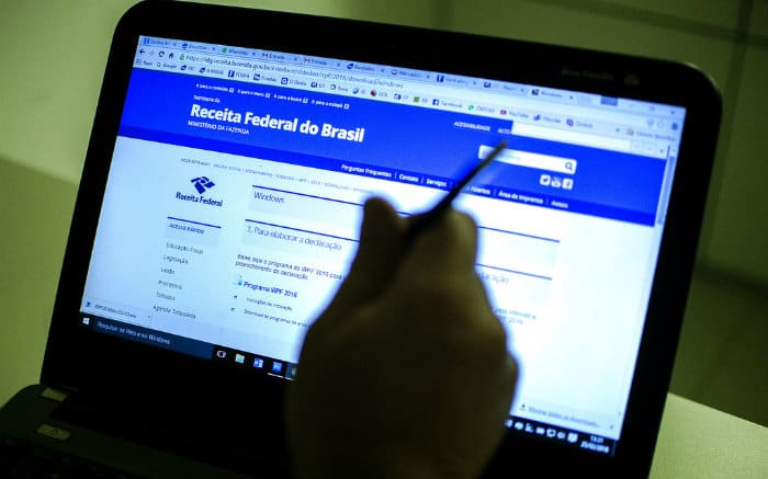 imagem de computador e bloquinho para texto sobre quem deve declarar imposto de renda