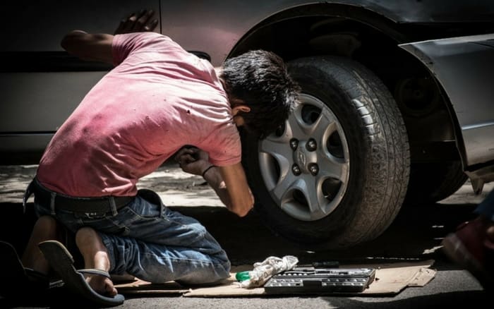 Imagem de mecânico para ilustrar post sobre conserto de carro barato