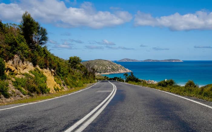 Imagem de estrada para ilustrar texto sobre tipos de seguro viagem