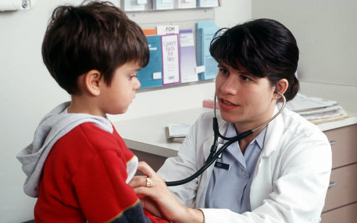 Imagem de médico e criança ilustrando texto sobre plano de saúde infantil