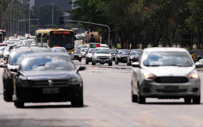 Imagem de carros para ilustrar texto sobre o Código de Trânsito Brasileiro