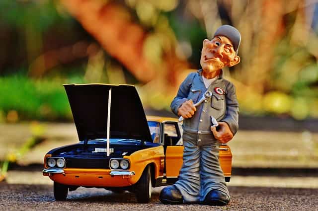 imagem com uma miniatura de carro e homem para explicar o que é carro sinistrado