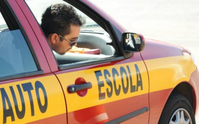 Foto de carro de autoescola para ilustrar texto de como passar na autoescola