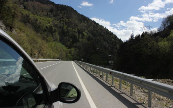 Imagem de carro na estrada para texto sobre os melhores carros para viagem longa