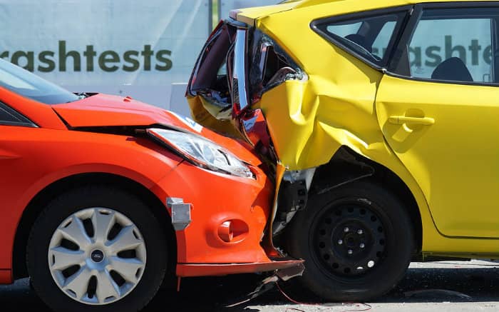 Imagem de carros batidos para ilustrar texto que fala se histórico de acidente muda o valor do seguro auto