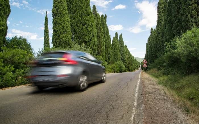 imagem de carro na estrada para ilustrar texto sobre bate e volta de São Paulo