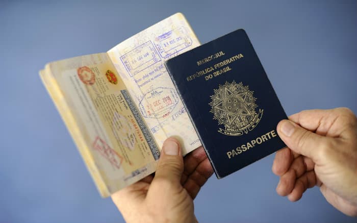 Imagem de passaporte para ilustrar texto sobre carta convite para viajar,