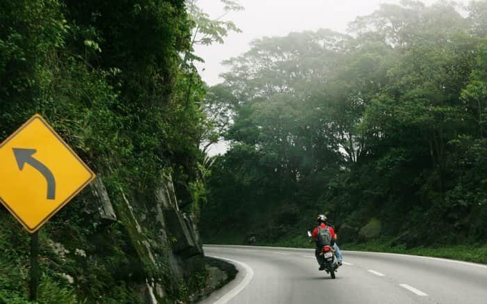 Imagem de moto na estrada para ilustrar texto sobre bate e volta de moto