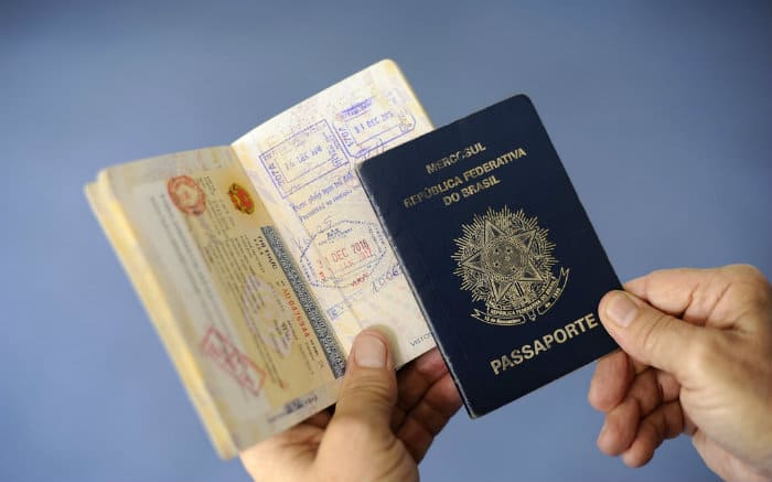 Imagem de passaportes para texto sobre dupla cidadania