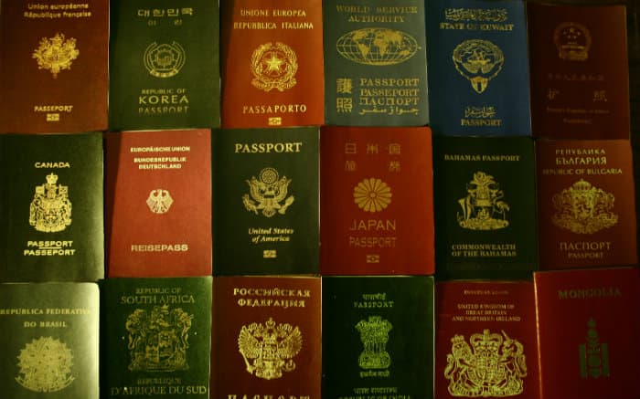 Imagem de passaportes de diferentes países para texto sobre visto para estrangeiros no Brasil